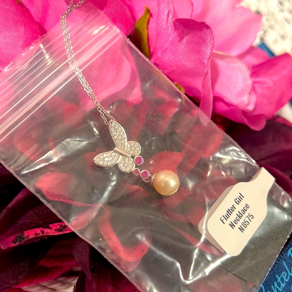 NWT! Flutter Girl Pearl necklace